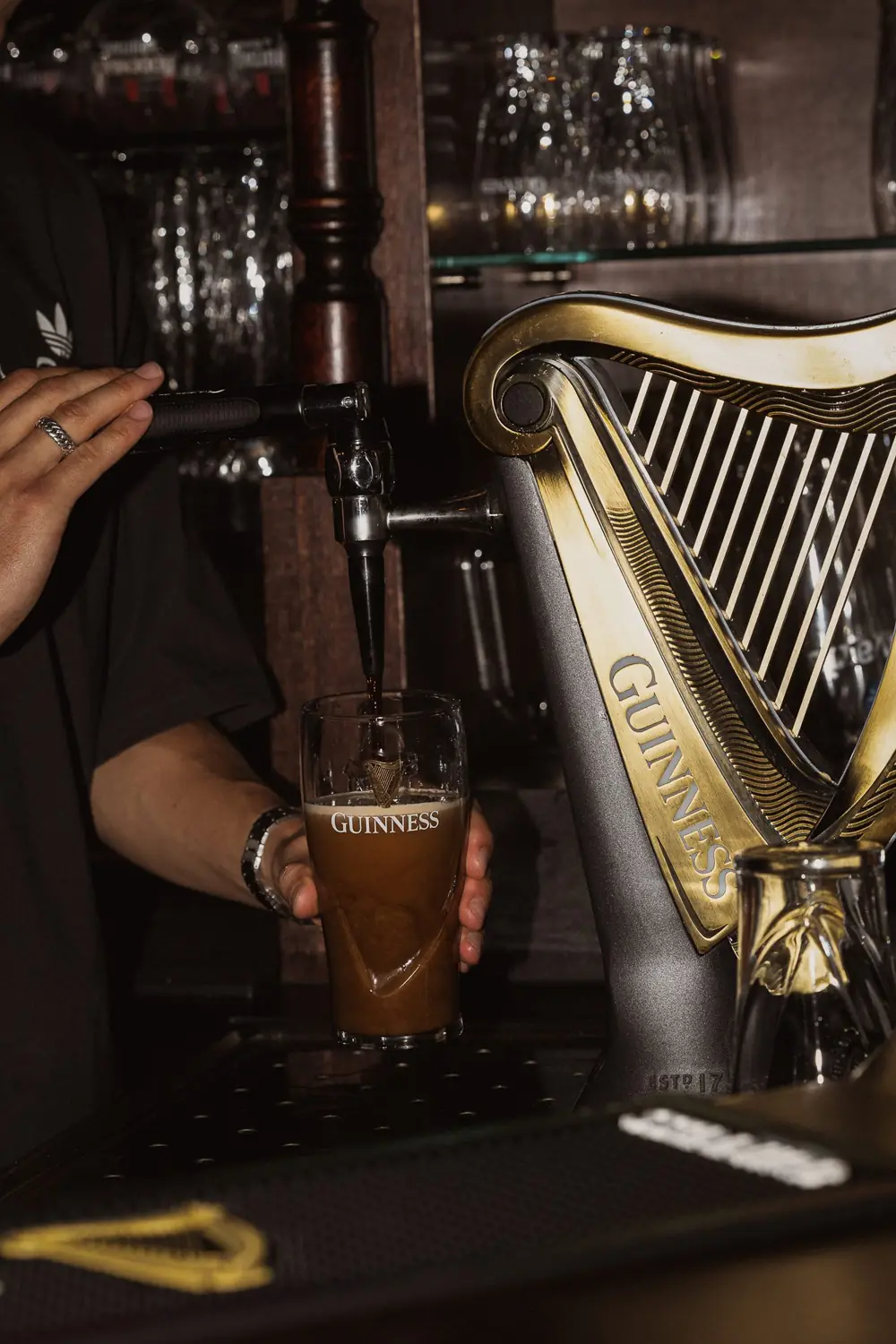 Het glas loopt vol onder de harp