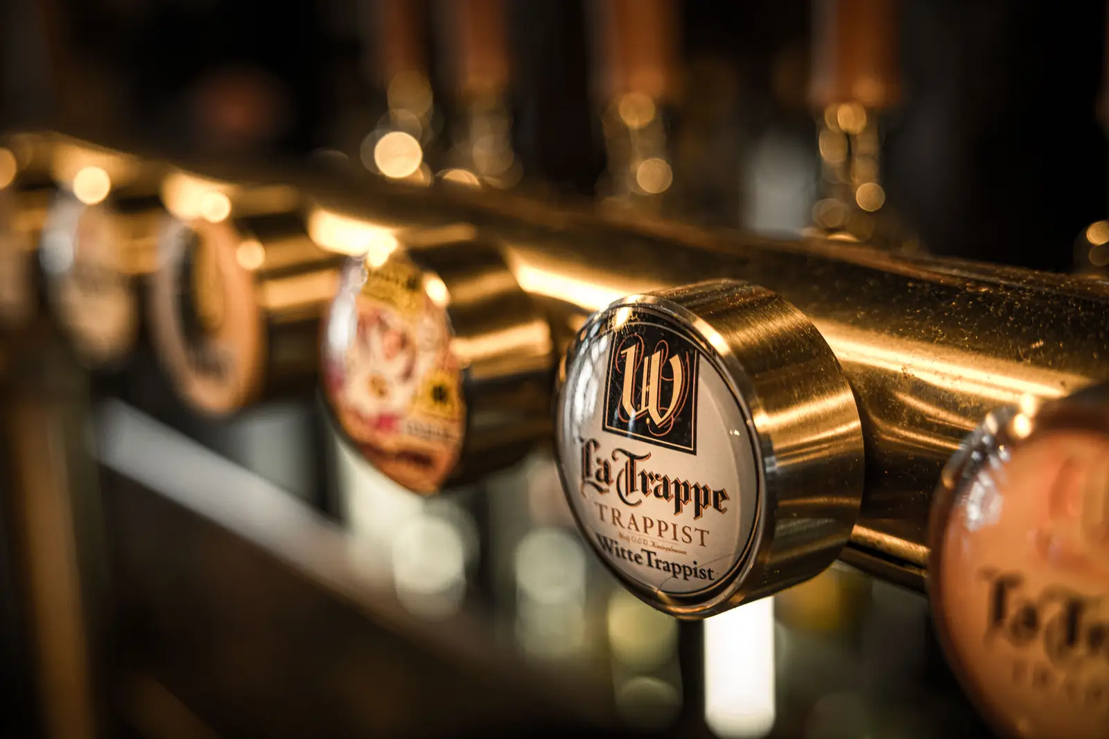 Koperen biertaps op een rij