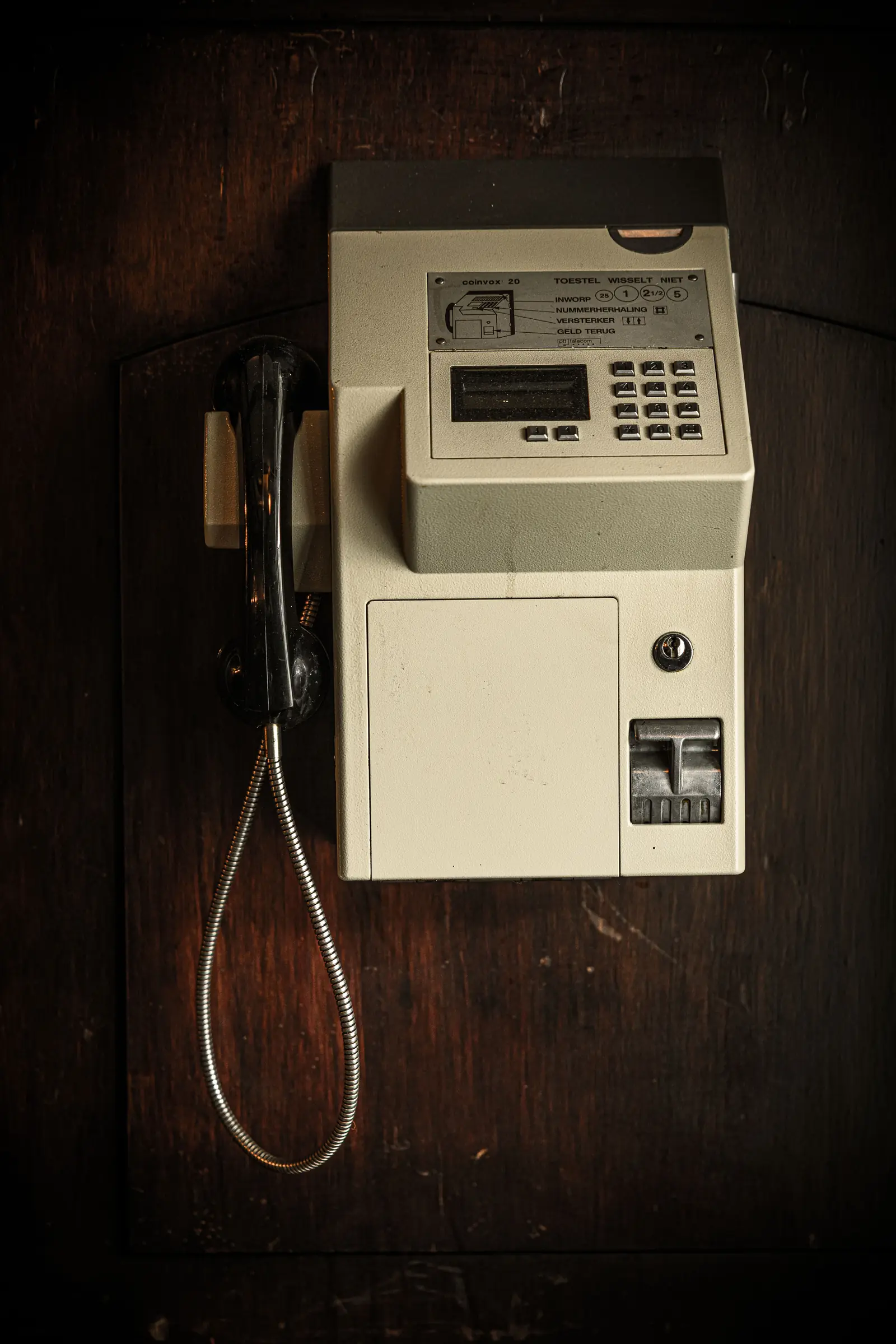 Vintage telefoon aan de wand