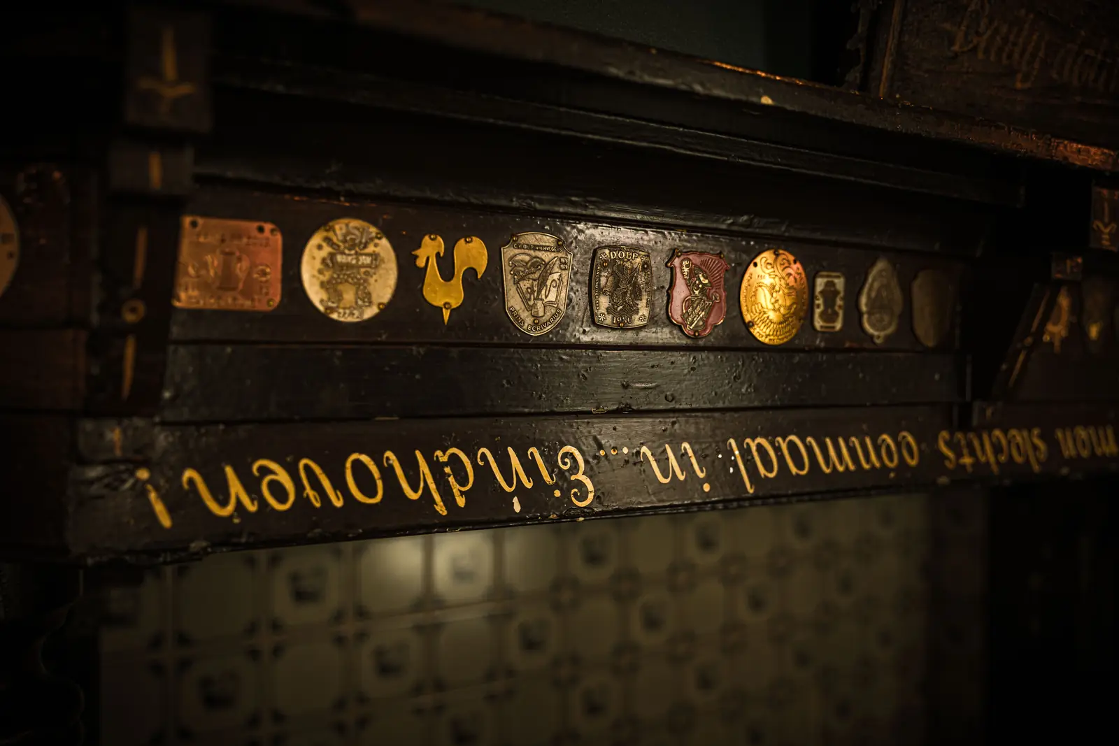 Gouden wandtekst in de tapperij
